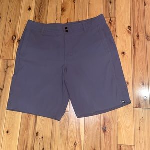 Men’s size 36 Under Armour hybrid shorts